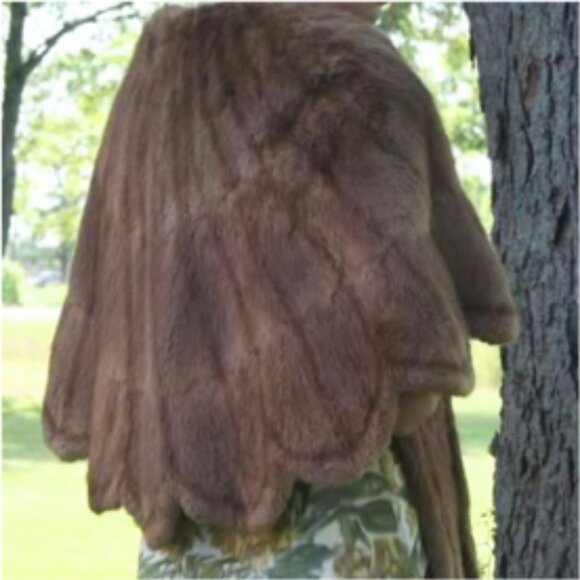 1940s Beige Mink Stole, Scalloped Edge from Simpson's Fur Shop - Picture 2 of 13